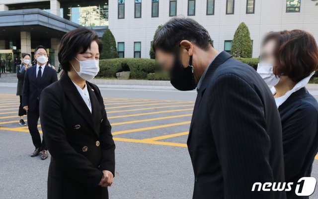 추미애 법무부 장관이 8일 오전 서울 양천구 서울남부지검을 방문해 상관의 폭언·폭행에 시달리다 극단적인 선택을 한 고(故) 김홍영 검사의 부모와 대화하고 있다. 2020.10.8/뉴스1 © News1