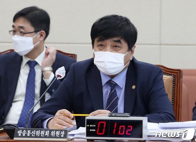 한상혁 방송통신위원장이 8일 오전 서울 여의도 국회에서 열린 과학기술정보방송통신위원회의 방통위에 대한 국정감사에 출석해 의원 질의에 답하고 있다. 2020.10.8/뉴스1 © News1
