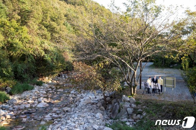 이재명 경기지사가 정동균 양평군수와 청정계곡으로 변한 하천을 둘러보고 있다. © 뉴스1