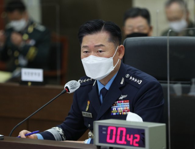 원인철 합동참모본부 의장이 8일 오전 서울 용산구 합동참모본부에서 열린 국회 국방위원회의 합동참모본부에 대한 국정감사에서 의원들의 질의에 답하고 있다. 사진=뉴스1