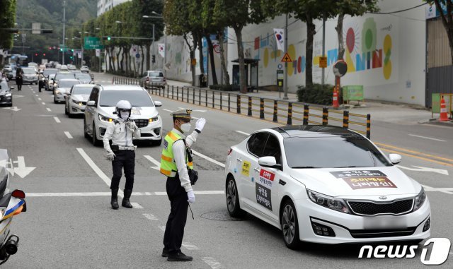 보수단체 ‘애국순찰팀’ 회원들이 3일 오후 서울 서초구 조국 전 법무부 장관 자택 인근에서 차량을 이용한 드라이브 스루 집회를 하고 있다. 2020.10.3/뉴스1 © News1