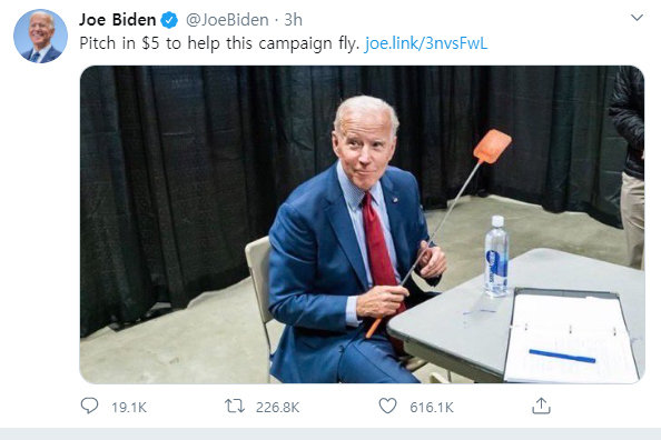 민주당 대통령 후보 조 바이든 전 부통령이 파리채 든 사진을 트위터에 올렸다. 사진=트위터 캡처