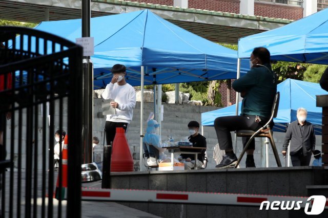 서울 노원구 대진고등학교에 지난 7일 마련된 신종 코로나바이러스 감염증(코로나19)임시 현장 선별진료소에서 학생들이 검사를 받고 있다. 2020.10.7/뉴스1 © News1