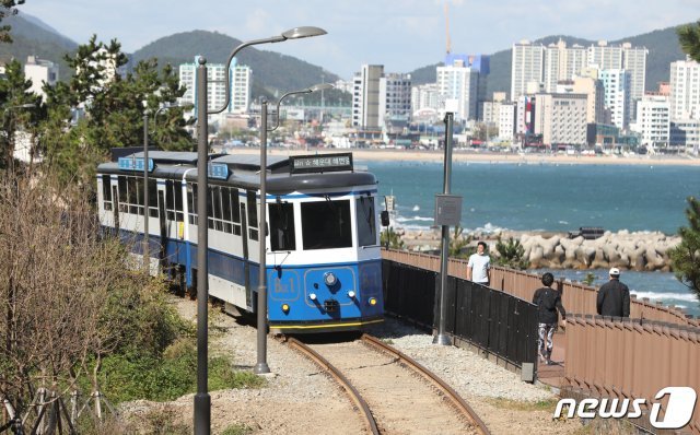 동해남부선 폐선 구간을 활용한 ‘해운대 블루라인 파크’가 7일 시민들을 싣고 해안을 달리고 있다. 블루라인파크는 4.8km 구간 미포-청사포-송정 구간을 관광하는 열차다. 2020.10.7/뉴스1 © News1