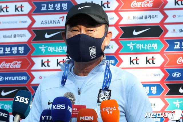 김학범 올림픽 축구대표팀(U-23) 감독이 8일 오후 경기 파주 NFC(축구국가대표 트레이닝센터)에서 열린 소집 훈련을 앞두고 인터뷰를 하고 있다. 2020.10.8 © News1