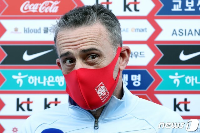파울루 벤투 축구국가대표팀(A대표팀) 감독이 8일 오후 경기 파주 NFC(축구국가대표 트레이닝센터)에서 열린 소집 훈련을 앞두고 인터뷰를 하고 있다. 2020.10.8 © News1