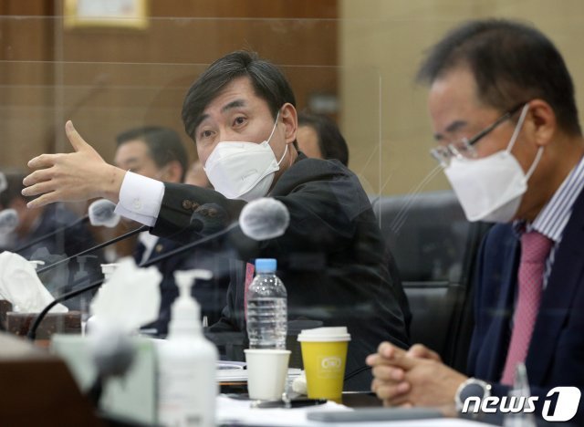 하태경 국민의힘 의원이 8일 오전 서울 용산구 합동참모본부에서 열린 국회 국방위원회의 합동참모본부에 대한 국정감사에서 질의하고 있다. 2020.10.8/뉴스1 © News1