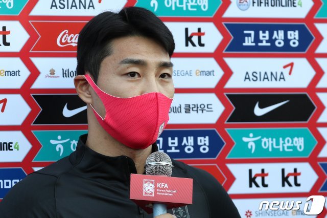 축구국가대표팀(A대표팀) 이정협이 8일 오후 경기 파주 NFC(축구국가대표 트레이닝센터)에서 열린 소집 훈련을 앞두고 인터뷰를 하고 있다.  2020.10.8/뉴스1 © News1