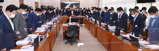 해수부 국감서 묵념 국회 농림축산식품해양수산위원회가 8일 서울 영등포구 여의도 국회에서 열린 해양수산부에 대한 국정감사에서 북한군에 의해 사살된 해수부 소속 공무원에 대한 묵념을 하고 있다. 사진공동취재단