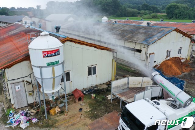 12일 오전 경기도 안성시 일죽면의 한 양돈 농가에서 시 관계자들이 아프리카돼지열병(ASF)를 막기 위해 방역을 하고 있다. 2020.8.12 © News1