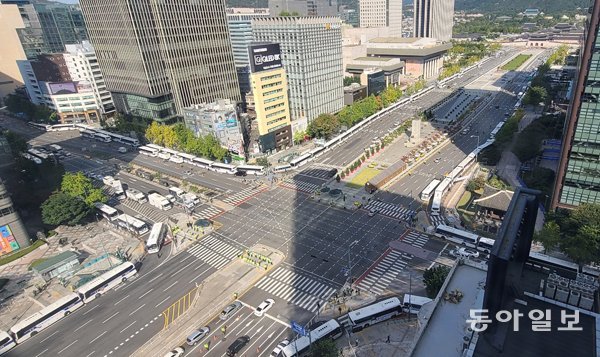 한글날인 9일 오전 서울 세종대로 광화문광장 일대에 경찰 차벽이 설치돼 있다. 경찰은 이날 방역당국과 경찰의 금지 방침에도 집회와 차량시위가 강행될 상황에 대비해 도심 주요 도로 곳곳을 통제하고 있다. 박영대 기자 sannae@donga.com