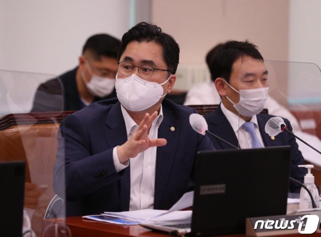 김종민 더불어민주당 의원이 7일 오후 서울 여의도 국회에서 열린 법제사법위원회의 대법원에 대한 국정감사에서 질의하고 있다. 2020.10.7/뉴스1 © News1