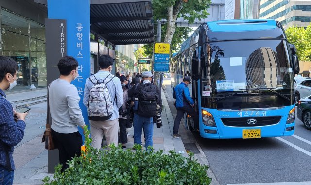 한글날인 9일 서울 종로구 광화문광장 일대가 통제된 가운데 경찰이 시민들의 도심 통행을 돕기위해 무료 셔틀버슬 운행하고 있다.