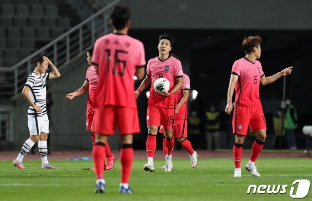 9일 오후 경기도 고양시 고양종합운동장에서 열린 ‘2020 하나은행컵 축구국가대표팀과 올림픽대표팀 친선경기’ 1차전 후반전, 국가대표팀 이정협이 동점골을 넣은 후 공을 그물망에서 가져오고 있다. 2020.10.9/뉴스1 © News1