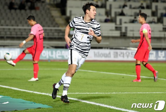 9일 오후 경기도 고양시 고양종합운동장에서 열린 ‘2020 하나은행컵 축구국가대표팀과 올림픽대표팀 친선경기’ 1차전 후반전, U-23대표팀 송민규가 동점골을 넣은 뒤 기뻐하고 있다. 2020.10.9/뉴스1 © News1