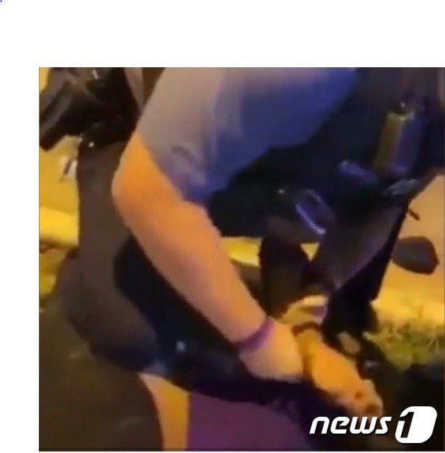 미국 경찰이 이번엔 임신부 과잉 진압 논란에 휩싸였다. 출처-동영상 갈무리© 뉴스1