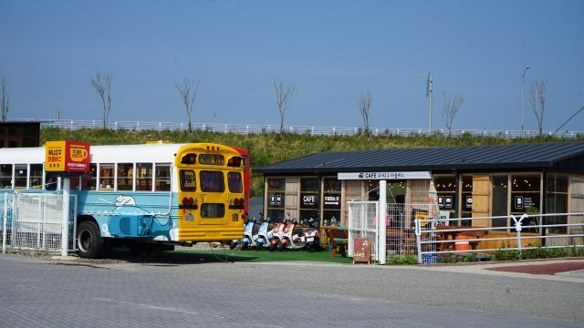 고군산대교를 건너면 왼쪽에 노란색 버스가 보이는데 지역주민이 운영하는 카페다.