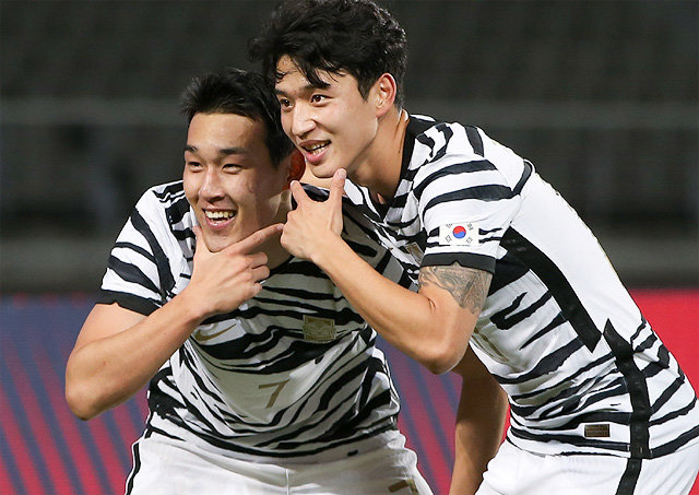 “동점골 넣었어요” 올림픽 축구 대표팀의 송민규(왼쪽)가 9일 고양종합운동장에서 벌어진 축구 대표팀과의 친선 경기에서 후반 1-1을 만드는 동점골을 터뜨린 뒤 정승원과 익살스러운 세리머니를 펼치고 있다. 대한축구협회 제공