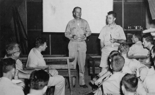 폭탄 투하를 이틀 앞두고 열린 히로시마 작전 회의에 참여한 윌리엄 파슨스 해군 대령(왼쪽)과 폴 티베츠 대령. 책과함께 제공