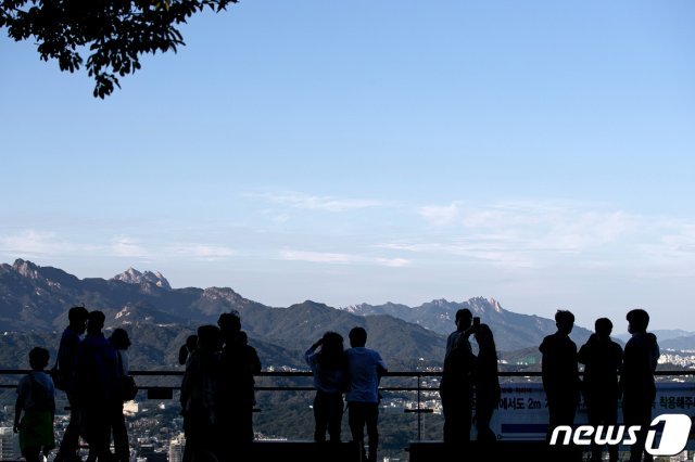 완연한 가을 날씨를 보인 9일 서울 남산에서 바라본 하늘이 파랗다. 2020.10.9/뉴스1 © News1