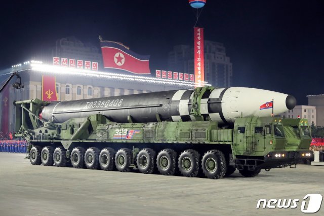 美, 北 열병식서 신형 ICBM 공개에 “핵무기 우선에 실망” : 뉴스 : 동아닷컴