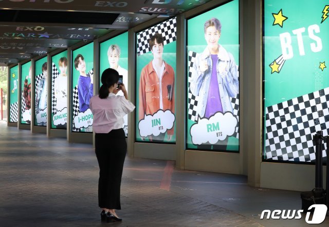 9일 오전 서울 중구 롯데면세점에 BTS의 광고판 앞으로 한 시민들이 사진을 찍고 있다.  2020.9.8/뉴스1 © News1