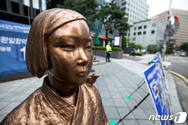 옛 주한일본대사관 인근에 설치돼 있는 일본군 위안부 피해자를 상징하는 ‘평화의 소녀상’. 2020.5.24/뉴스1 © News1