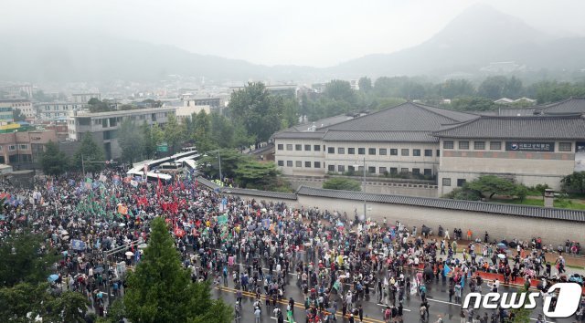보수단체 회원들이 15일 서울 종로구 사직로에서 집회를 하며 청와대로 행진하고 있다. 2020.8.15/뉴스1 © News1