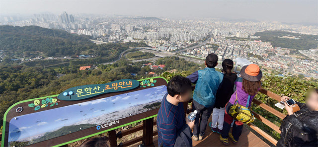 인천 미추홀구 문학산 정상에 오른 시민들이 시내를 조망하고 있다. 인천시 제공