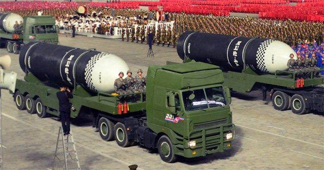 신형 SLBM 첫 공개 북한이 10일 노동당 창건 75주년 기념 열병식에서 처음 공개한 신형 잠수함발사탄도미사일(SLBM) ‘북극성-4형’. 기존 SLBM보다 규모가 커지고 동체는 경량화된 것으로 보인다. 노동신문 뉴스1