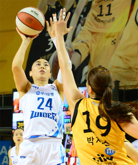 우리은행 김소니아(왼쪽)가 10일 청주체육관에서 열린 KB스타즈와의 여자프로농구 개막전에서 리그 최장신 박지수의 수비를 피해 슛을 시도하고 있다. 청주=뉴시스