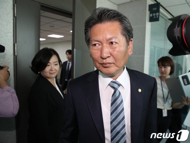 정청래 더불어민주당 의원은 동교동계 복당 타진 소식에 대해 “그들이 복당하면 분란만 일으킬 뿐이다”며 반대뜻을 나타냈다. © News1