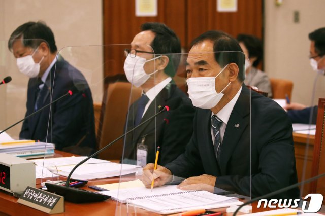 김인식 한국농어촌공사 사장이 12일 오전 서울 여의도 국회에서 열린 농림축산식품해양수산위원회의 한국농어촌공사, 한국농수산식품유통공사 등에 대한 국정감사에서 의원들의 질의에 답변하고 있다. 2020.10.12/뉴스1 © News1