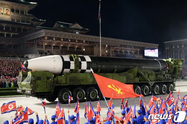 10일 노동당 창건 75주년 열병식에서 공개된 신형 대륙간탄도미사일(ICBM.) © 뉴스1