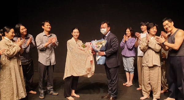 8일 오후 서울 동양예술극장에서 리만코리아  김경중 대표가 새들의 무덤 출연자들에게 꽃다발을 전달하고 있다.