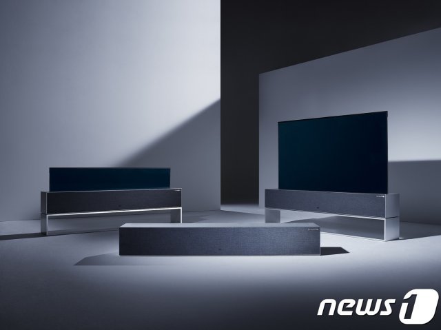 화면을 말거나 펼 수 있는 세계 최초 롤러블 올레드(OLED) TV ‘LG 시그니처 올레드 R’ 제품. (LG전자 제공) /뉴스1 © News1