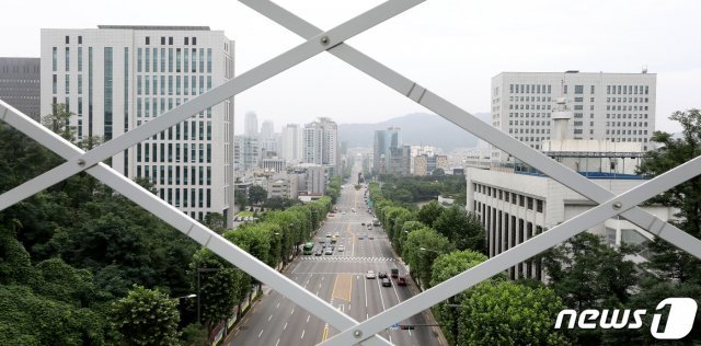 서울 서초구 누에다리에서 바라본 대검찰청, 서초경찰서, 서울고등검찰청 및 서울중앙지검의 전경. 2020.8.7/뉴스1 © News1