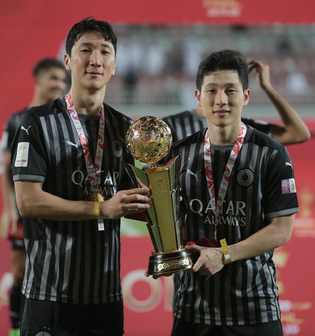 카타르 스타스컵 우승을 차지한 알 사드의 정우영(왼쪽)과 남태희. (알 사드 홈페이지) © 뉴스1