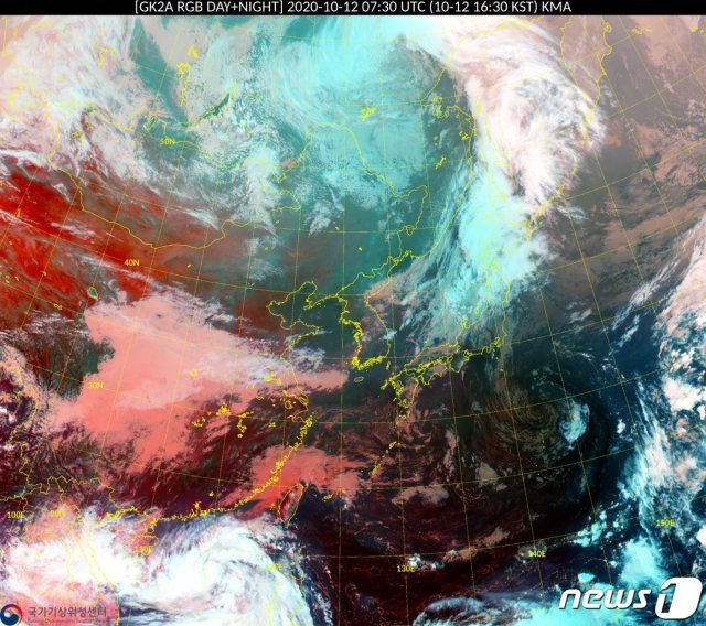 기상청 날씨누리상 12일 오후 4시30분 천리안위성 2A호 동아시아 RGB 주야간 합성영상(기상청 제공) © 뉴스1