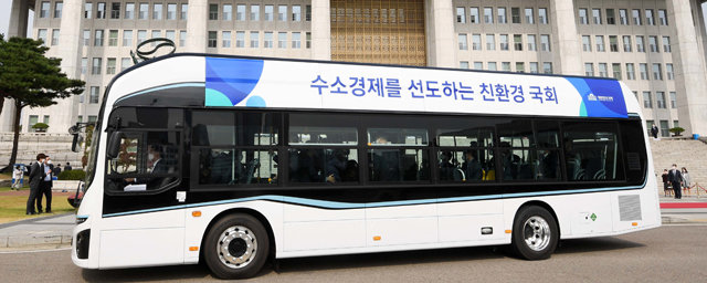 12일 서울 여의도 국회에서 열린 ‘국회 수소전기버스 시승식’에서 국회에서 운행하게 될 현대자동차의 수소전기버스 일렉시티가 시운전을 하고 있다. 국회 제공