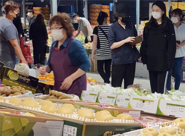 인천 남동구 남촌농산물도매시장을 찾은 시민들이 배를 비롯한 각종 가을철 과일을 둘러보고 있다. 김영국 채널A 스마트리포터 press82@donga.com