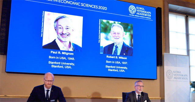 스웨덴 왕립과학원 노벨위원회는 12일(현지 시간) 올해 노벨 경제학상 수상자로 폴 밀그럼(화면 왼쪽)과 로버트 윌슨 미국 스탠퍼드대 교수(화면 오른쪽)를 선정했다. 스톡홀름=AP 뉴시스