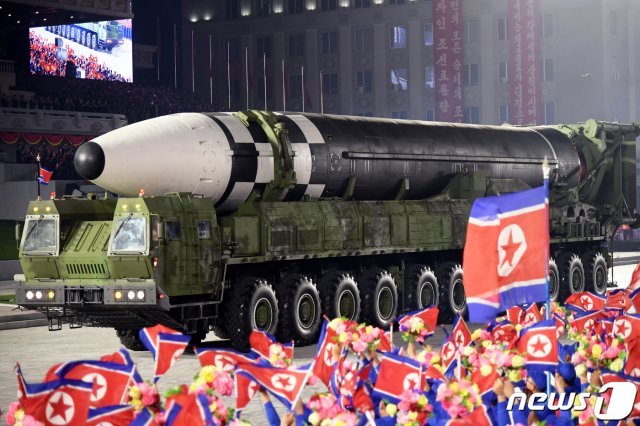 북한은 10일 노동당 창건 75주년 기념일을 맞아 김일성광장에서 대규모 열병식을 진행했다. 이날 열병식에서는 신형 대륙간탄도미사일(ICBM)이 등장해 눈길을 끌었다. 북한은 신형 ICBM의 정확한 제원에 대해서는 밝히지 않았다. (평양 노동신문=뉴스1)
