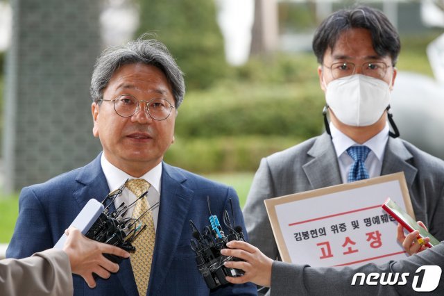 강기정 전 청와대 정무수석이 12일 오전 서울 양천구 남부지방검찰청에서 라임자산운용 전주 김봉현 전 스타모빌리티 회장에 대한 명예훼손 고소장을 접수하기 전 취재진 질의에 답하고 있다. © News1