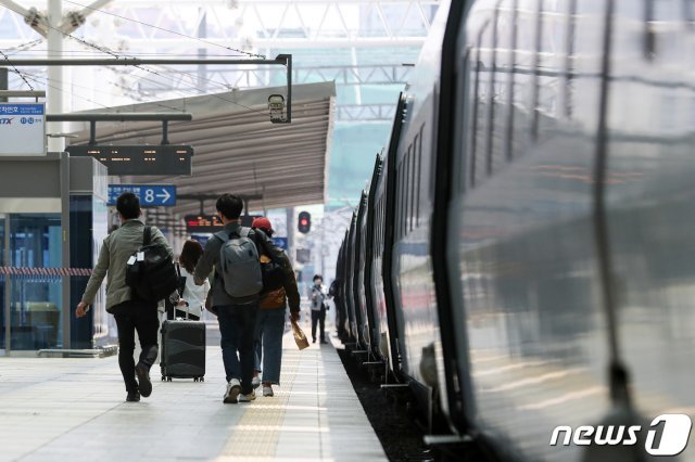지난달 29일 오후 서울 용산구 서울역에서 열차 이용객들이 열차로 향하고 있다.  2020.4.29/뉴스1 © News1