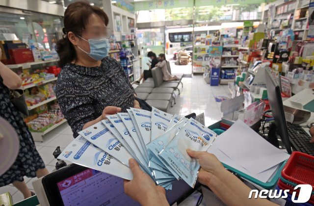 공적 마스크 구매 5부제 폐지 첫날인 지난 6월  1일 울산 남구 한 약국에서 시민들이 마스크를 구입하는 모습./뉴스1 © News1