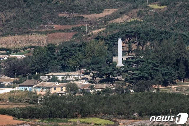 북한의 노동당 창건 기념일인 10일 경기도 파주시 접경지역에서 바라본 북한 황해북도 개풍군 마을. 2020.10.10/뉴스1 © News1