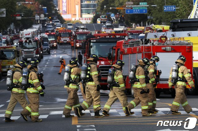 9일 오전 화재가 발생한 울산 남구 달동 삼환아르누보 주상복합아파트에 진입하기 위해 소방대원들이 이동하고 있다. 2020.10.9/뉴스1 © News1