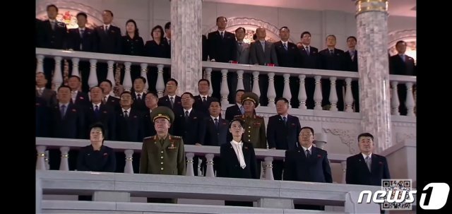지난 10일 북한 노동당 창건 75주년 기념 열병식을 주석단에서 관람하고 있는 김여정 당 제1부부장의 모습.(조선중앙TV 갈무리) © 뉴스1