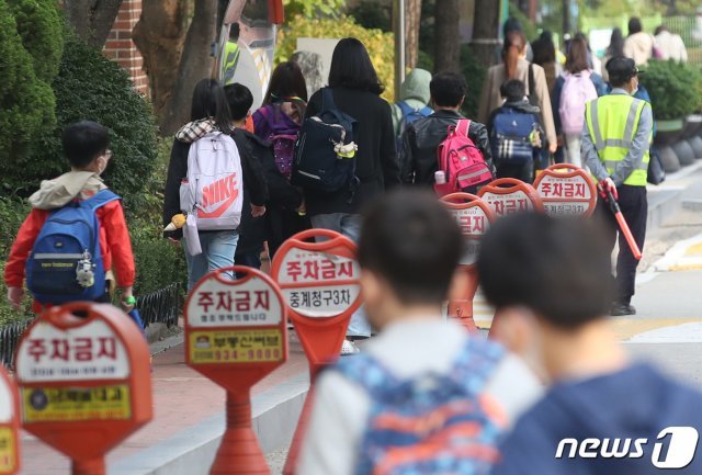 사회적 거리두기가 1단계로 하향 조정된 가운데 12일 오전 서울 노원구에서 초등학생들이 등교를 하고 있다. /뉴스1 © News1
